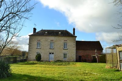 Acheter une maison en pierre avec un hectare de terrain dans l'Orne